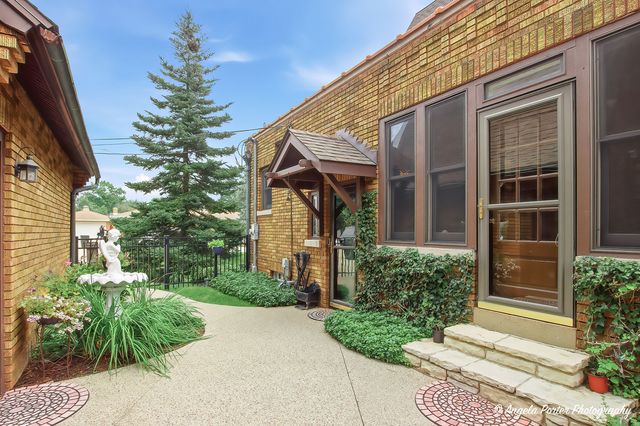 86 Dole Avenue, Crystal Lake, IL 60014