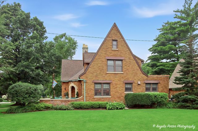 86 Dole Avenue, Crystal Lake, IL 60014