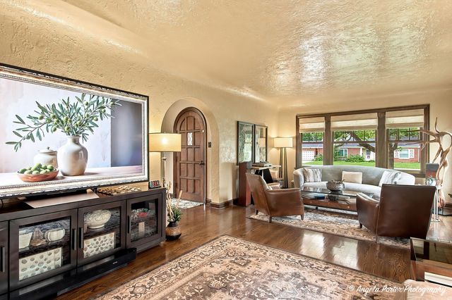 86 Dole Avenue, Crystal Lake, IL 60014