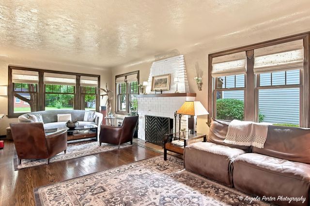86 Dole Avenue, Crystal Lake, IL 60014