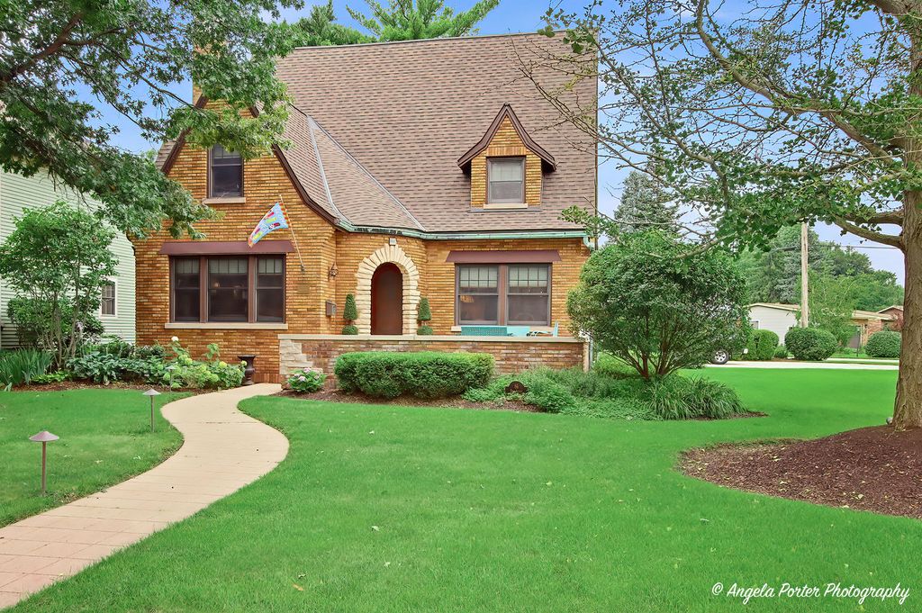 86 Dole Avenue, Crystal Lake, IL 60014