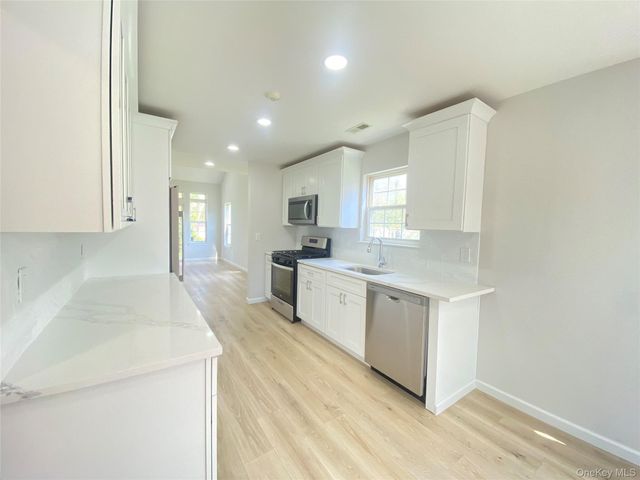 10 Gettysburg Drive, Port Jefferson Station, NY 11776