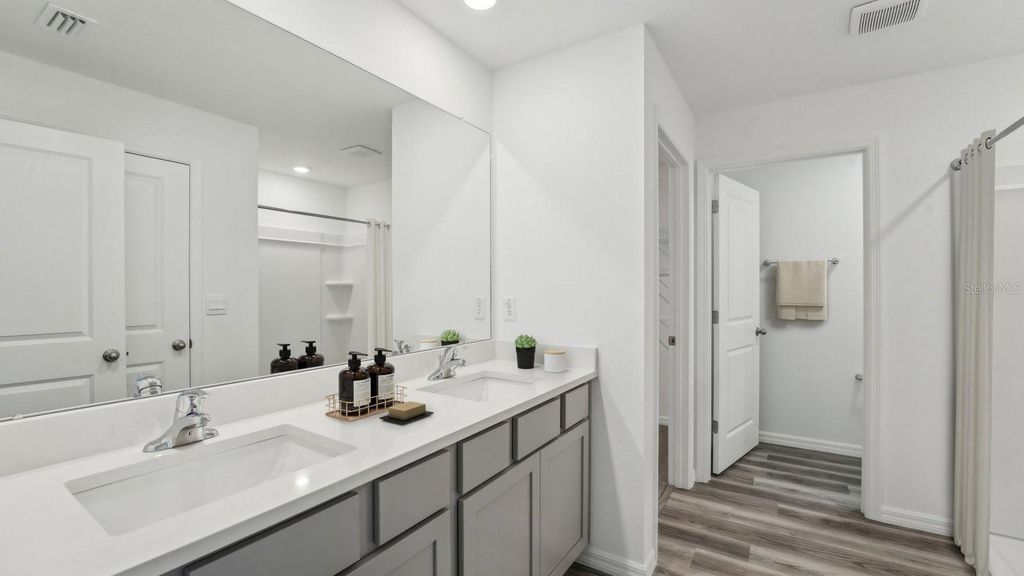 Image 20 of property listing at 15038 CROSSHALL STREAM DRIVE, Wimauma, FL 33598