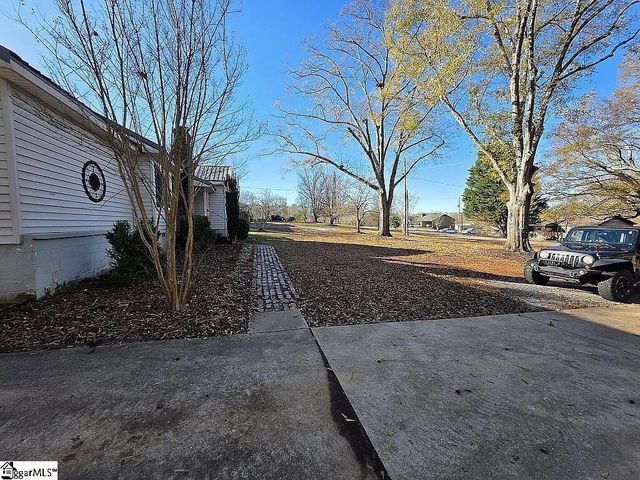 121 Chestnut Drive, Woodruff, SC 29388