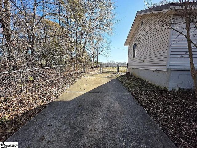 121 Chestnut Drive, Woodruff, SC 29388