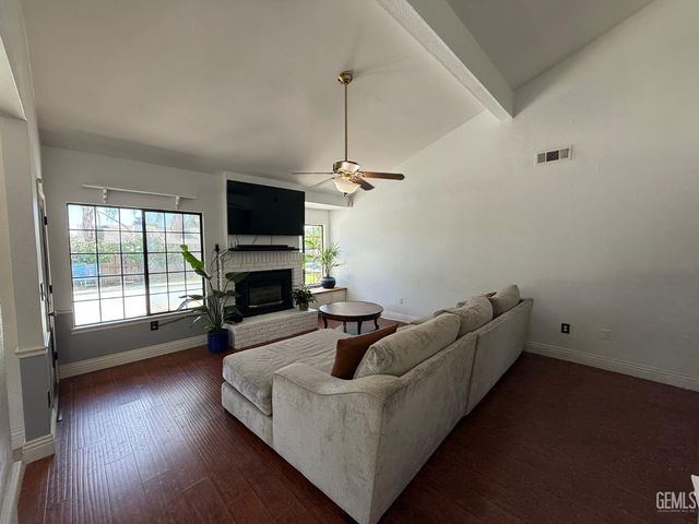 6909 Rolling Ridge Drive, Bakersfield, CA 93306
