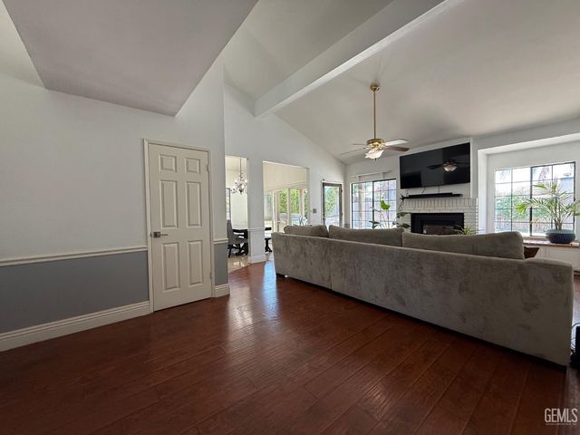 6909 Rolling Ridge Drive, Bakersfield, CA 93306