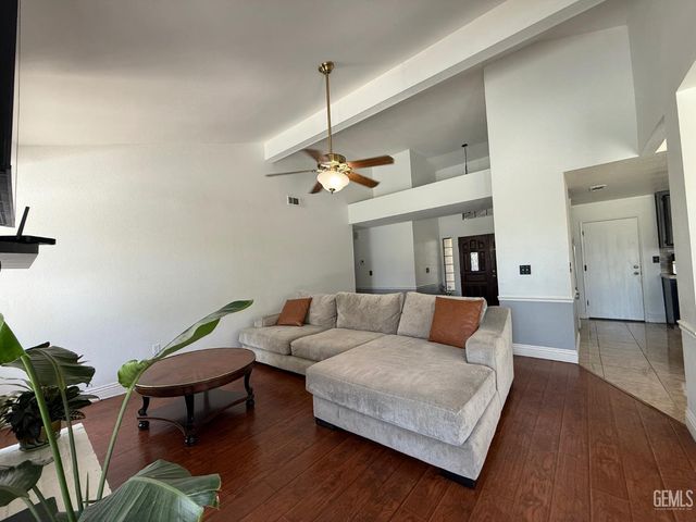 6909 Rolling Ridge Drive, Bakersfield, CA 93306