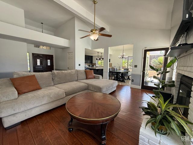 6909 Rolling Ridge Drive, Bakersfield, CA 93306