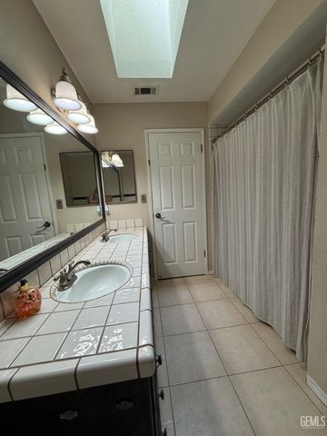 6909 Rolling Ridge Drive, Bakersfield, CA 93306
