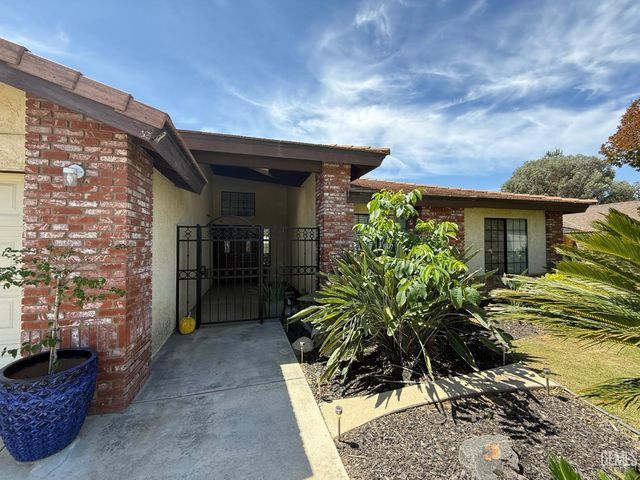 6909 Rolling Ridge Drive, Bakersfield, CA 93306