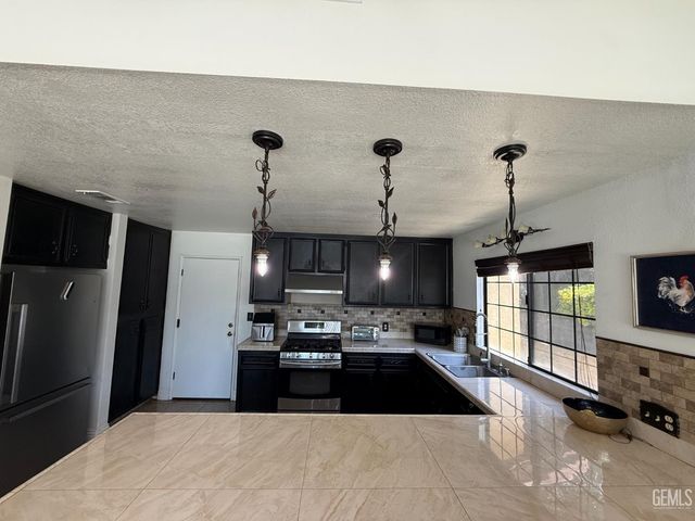 6909 Rolling Ridge Drive, Bakersfield, CA 93306
