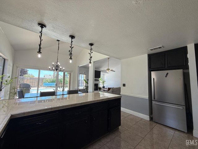 6909 Rolling Ridge Drive, Bakersfield, CA 93306