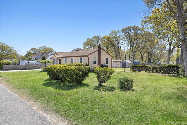 140 Poplar Street, Central Islip, NY 11722