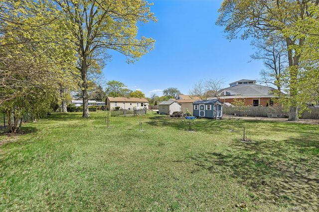 140 Poplar Street, Central Islip, NY 11722