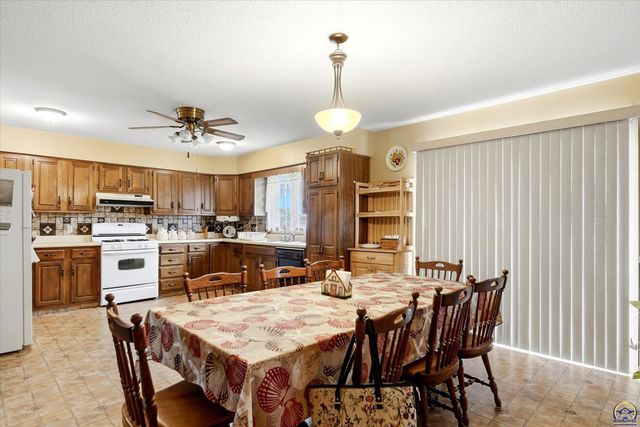 3601 SE 28th TER, Topeka, KS 66605