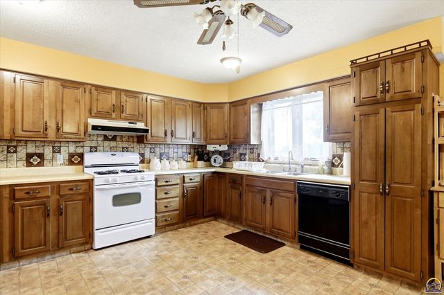 3601 SE 28th TER, Topeka, KS 66605