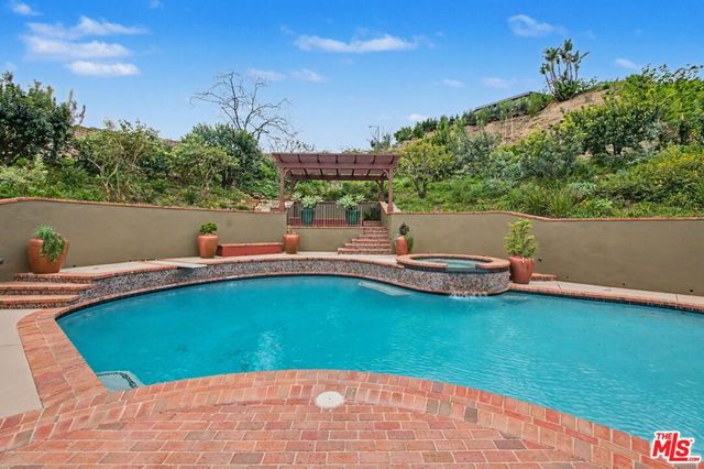 1305 Duende Lane, Pacific Palisades, CA 90272