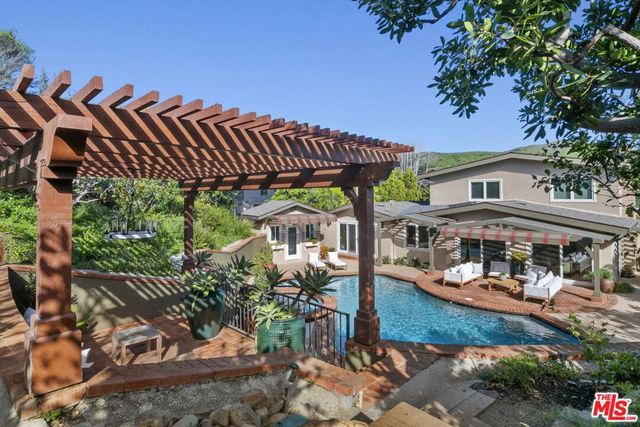 1305 Duende Lane, Pacific Palisades, CA 90272