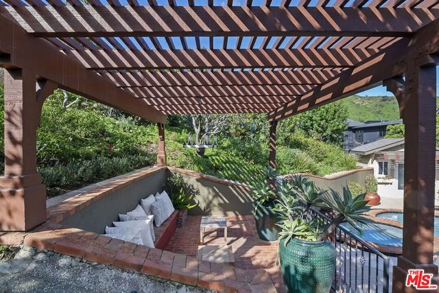 1305 Duende Lane, Pacific Palisades, CA 90272