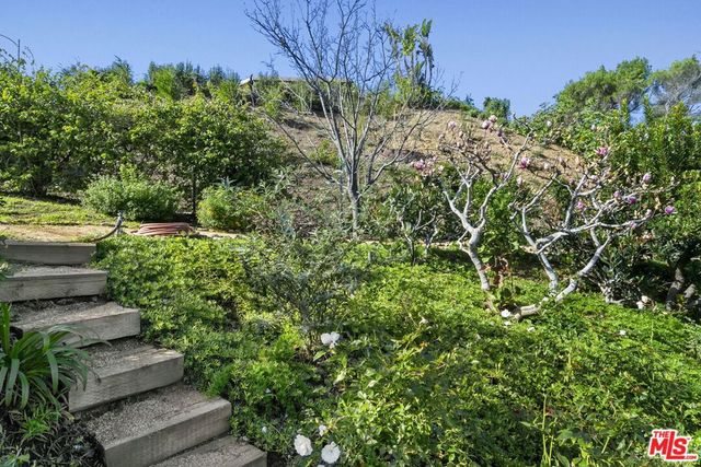 1305 Duende Lane, Pacific Palisades, CA 90272