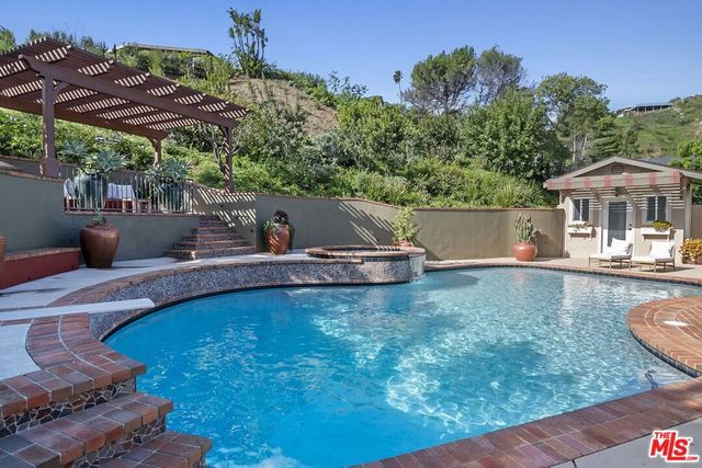 1305 Duende Lane, Pacific Palisades, CA 90272