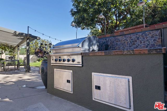 1305 Duende Lane, Pacific Palisades, CA 90272