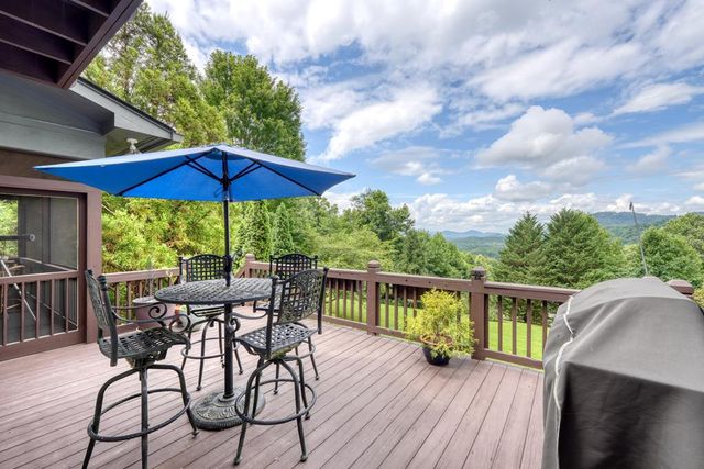 238 Meadowbrook Drive, Hayesville, NC 28904