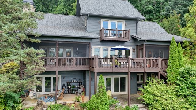 238 Meadowbrook Drive, Hayesville, NC 28904