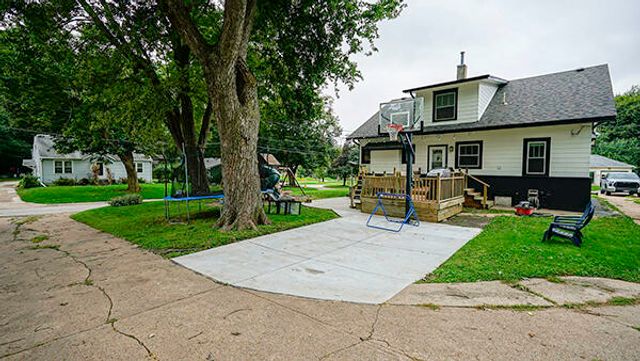 2201 RAYMOND Avenue, Council Bluffs, IA 51503