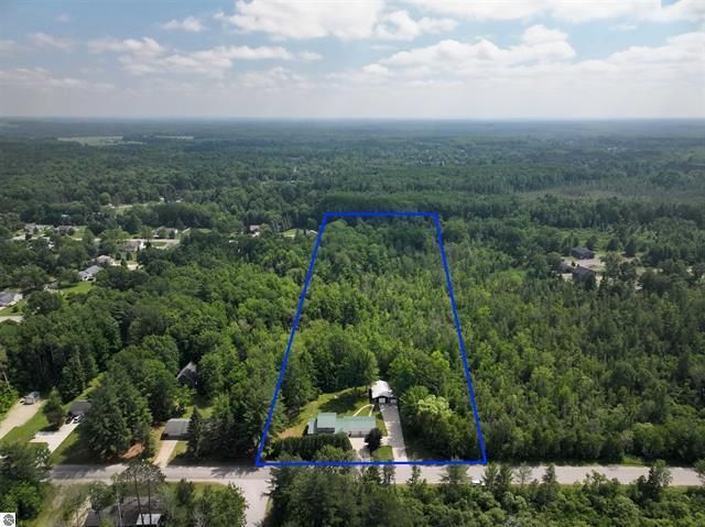 2007 S Lake Mitchell Drive, Cadillac, MI 49601