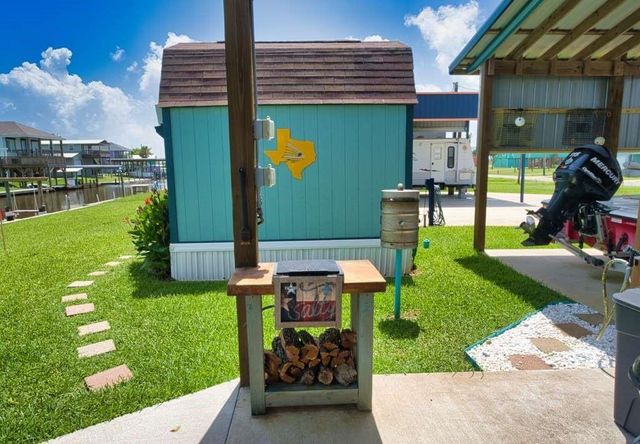 690 County Rd 202, Sargent, TX 77414