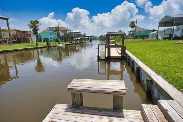 690 County Rd 202, Sargent, TX 77414