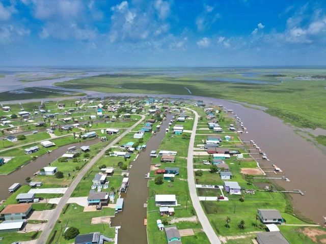 690 County Rd 202, Sargent, TX 77414