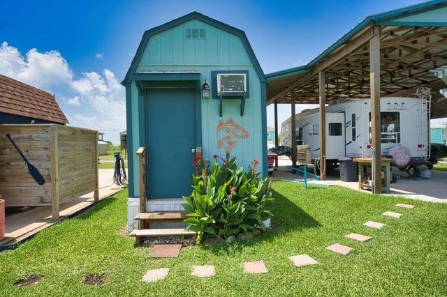 690 County Rd 202, Sargent, TX 77414