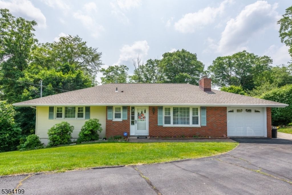 11 Putters Road, Roxbury Twp., NJ 07876