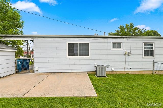 2263 McKelvey Road, Maryland Heights, MO 63043