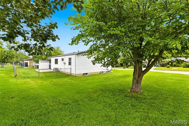2263 McKelvey Road, Maryland Heights, MO 63043