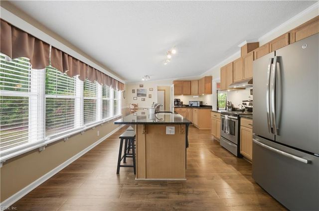 100 Longhorn DR, Moyock, NC 27958