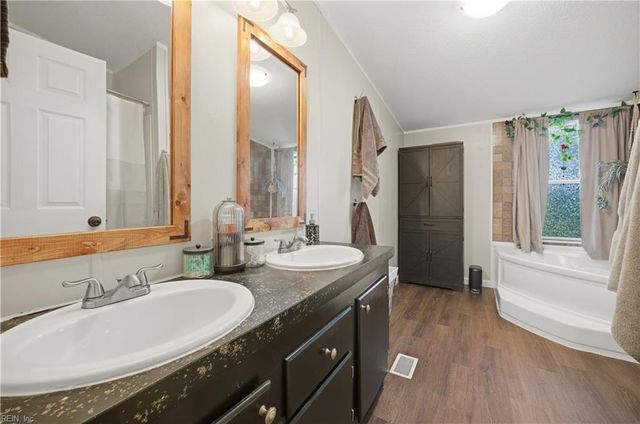 100 Longhorn DR, Moyock, NC 27958