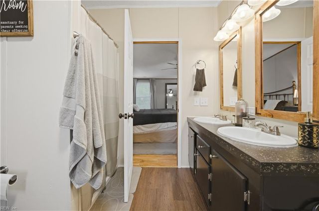 100 Longhorn DR, Moyock, NC 27958