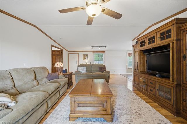 100 Longhorn DR, Moyock, NC 27958