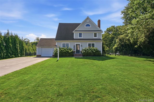 22 S Gillette Avenue, Bayport, NY 11705