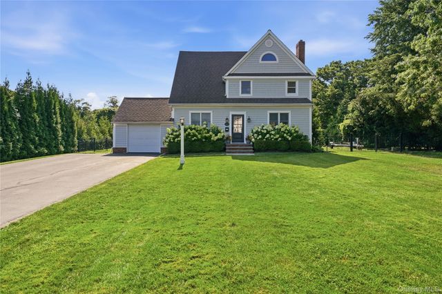22 S Gillette Avenue, Bayport, NY 11705