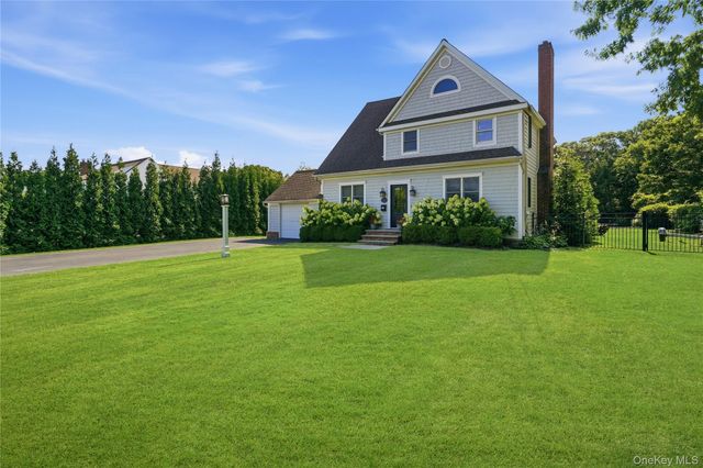 22 S Gillette Avenue, Bayport, NY 11705