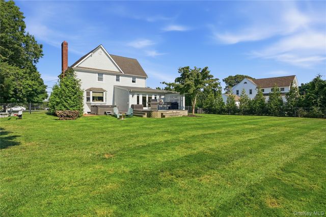 22 S Gillette Avenue, Bayport, NY 11705