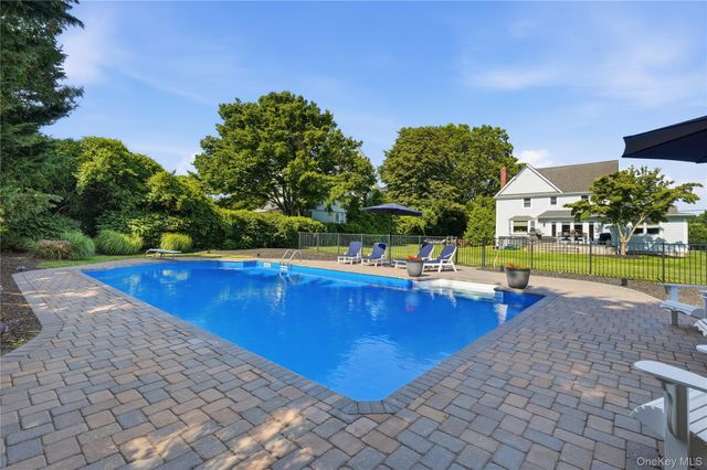 22 S Gillette Avenue, Bayport, NY 11705