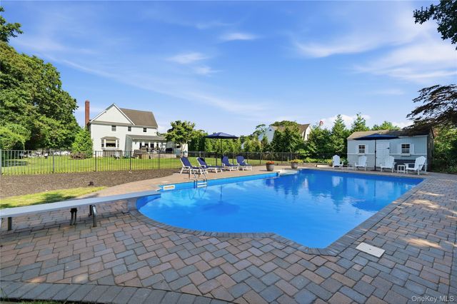22 S Gillette Avenue, Bayport, NY 11705