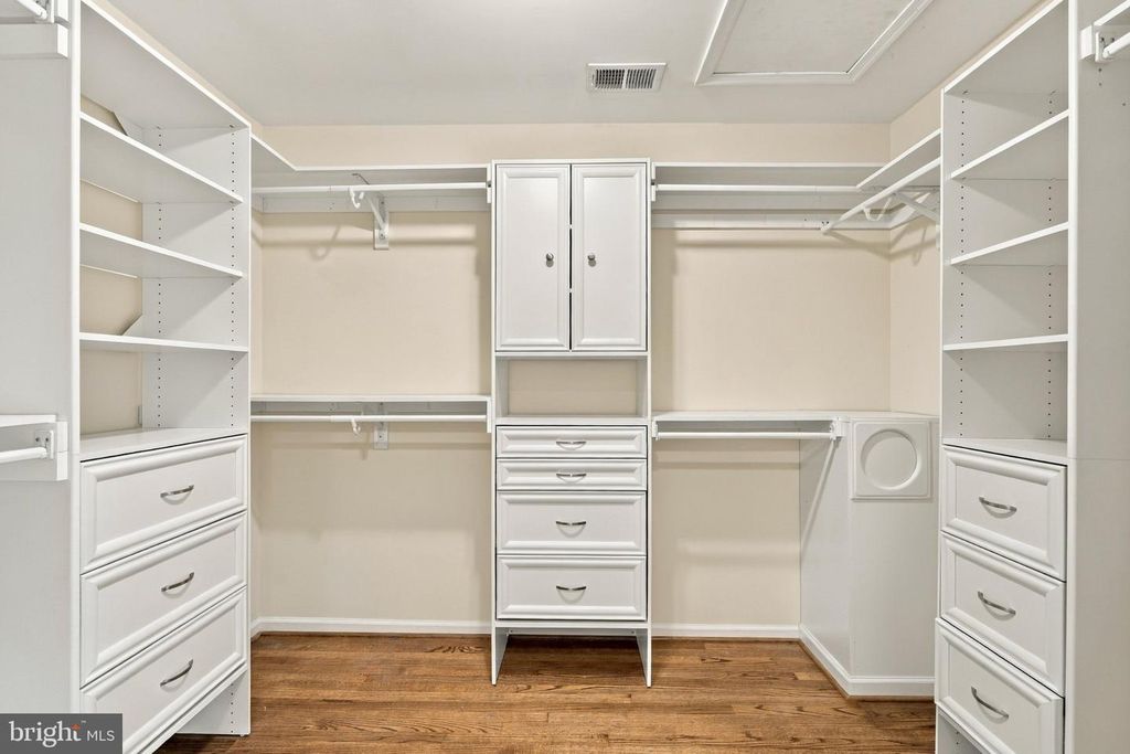 Image 16 of property listing at 1317 DASHER LN, Reston, VA 20190