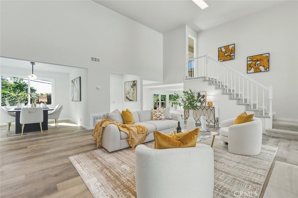 Image 15 of property listing at 2423 Rockdell, La Crescenta, CA 91214